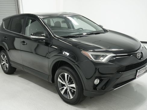 Used 2018 Toyota RAV4 XLE FWD image 3