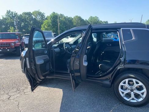 Used 2025 Jeep Compass Latitude w/ Sun & Sound Group AWD/4WD image 17