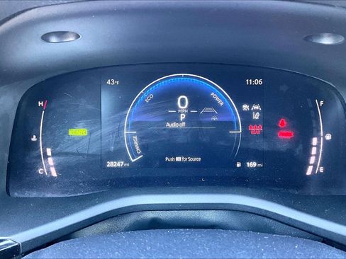 Used 2025 Toyota Camry SE image 19