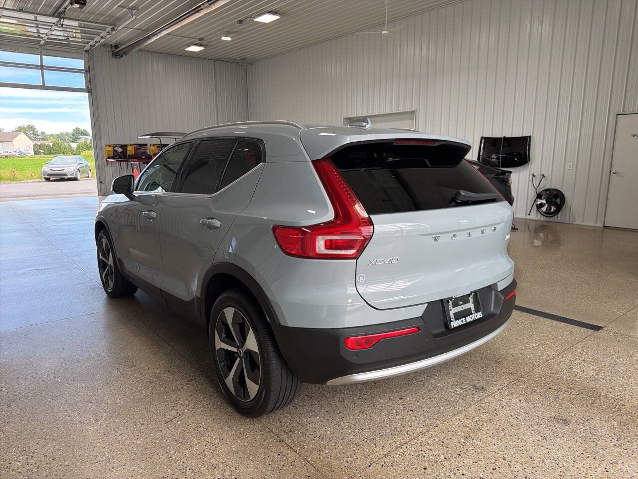 Used 2024 Volvo XC40 B5 Plus AWD/4WD image 3