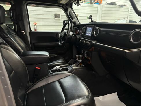 Used 2018 Jeep Wrangler Unlimited Sahara w/ Dual Top Group AWD/4WD image 25