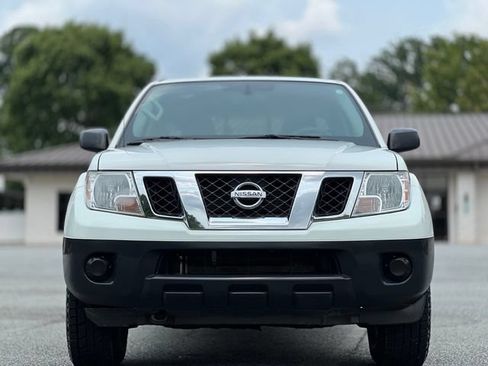 Used 2020 Nissan Frontier SV AWD/4WD image 2