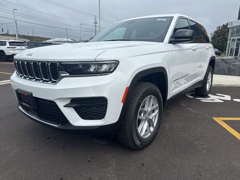 New 2025 Jeep Grand Cherokee Laredo X w/ Luxury Tech Group I AWD/4WD image 4