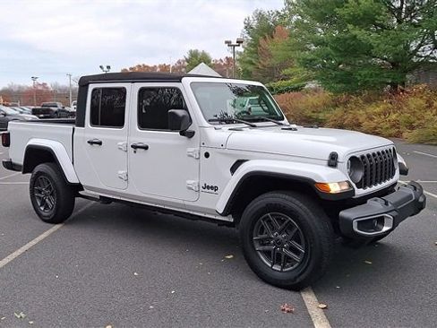 Used 2024 Jeep Gladiator Sport image 2