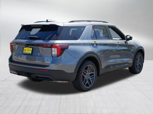 Used 2025 Ford Explorer ST-Line w/ ST-Line Street Pack AWD/4WD image 7