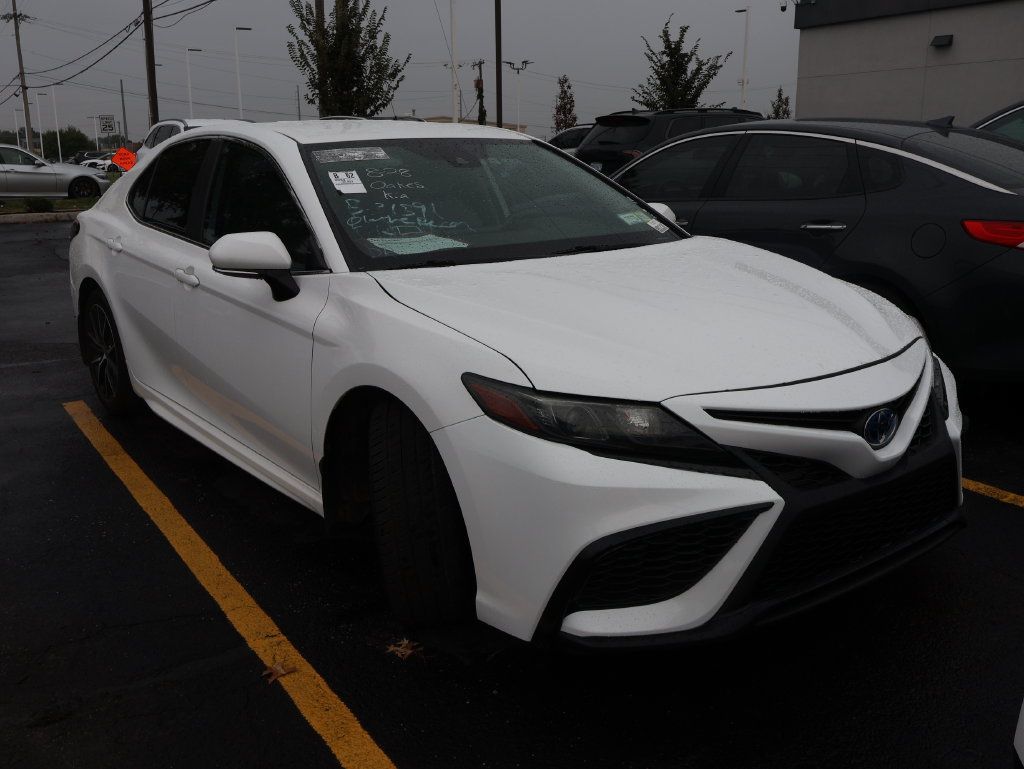 Used 2024 Toyota Camry SE FWD image 3