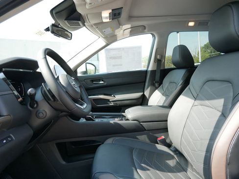 New 2025 Nissan Pathfinder Platinum image 7