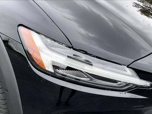 Used 2025 Volvo V60 B5 Cross Country Plus image 31