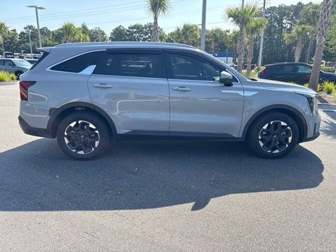 Used 2024 Kia Sorento S w/ Panoramic Sunroof Package FWD image 4