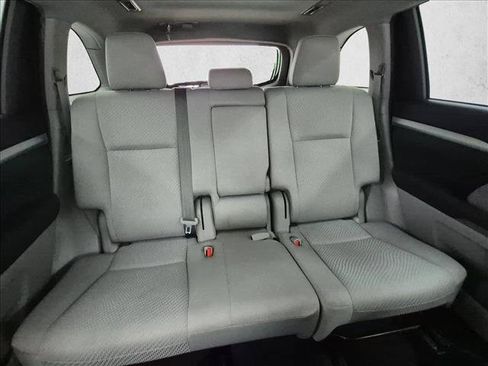Used 2019 Toyota Highlander LE FWD image 21