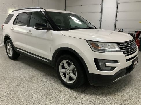 Used 2017 Ford Explorer XLT w/ Equipment Group 202A AWD/4WD image 5