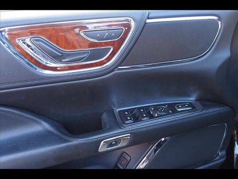 Used 2019 Lincoln Continental Select image 21