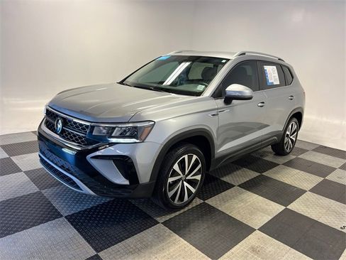 Certified 2024 Volkswagen Taos SE image 3