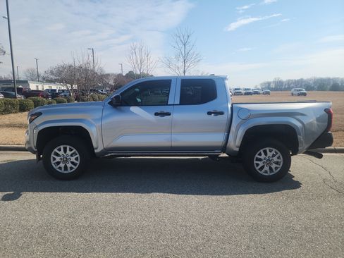 Used 2025 Toyota Tacoma SR image 6