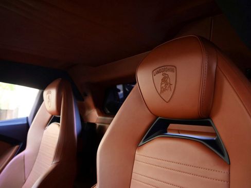 Used 2025 Lamborghini Revuelto AWD/4WD image 15