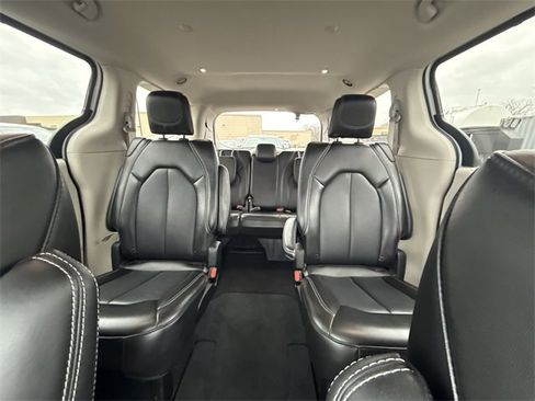 Used 2024 Chrysler Pacifica Touring-L image 20
