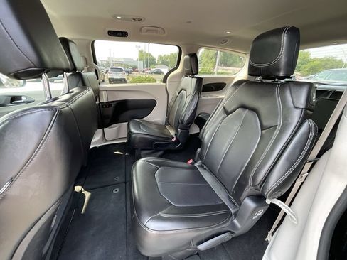 Used 2023 Chrysler Pacifica Touring-L FWD image 40