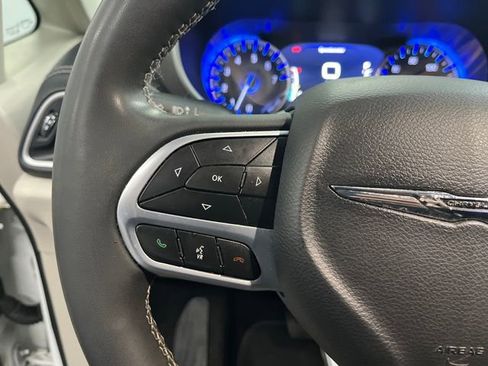 Used 2023 Chrysler Pacifica Touring-L image 24