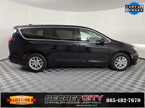 Used 2024 Chrysler Pacifica Touring-L image 8