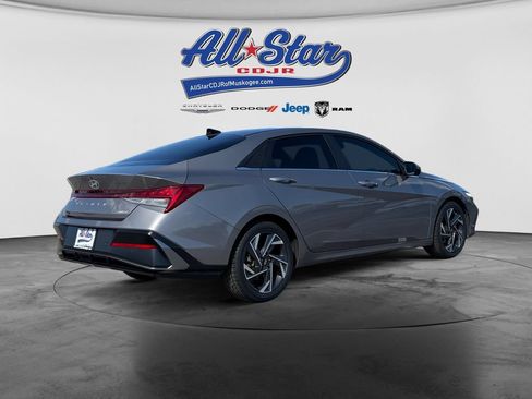 Used 2024 Hyundai Elantra Limited FWD image 5