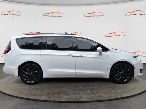 Used 2019 Chrysler Pacifica Limited w/ Advanced Safetytec Group FWD image 6