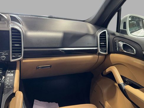 Used 2018 Porsche Cayenne w/ Premium Package image 27