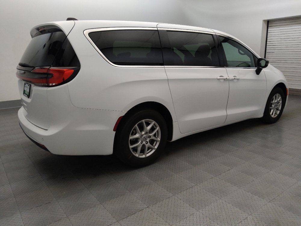 Used 2024 Chrysler Pacifica Touring FWD image 10