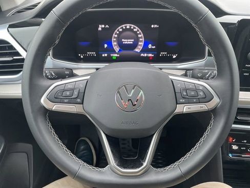 Certified 2025 Volkswagen Taos SE w/ Panoramic Sunroof Package image 14