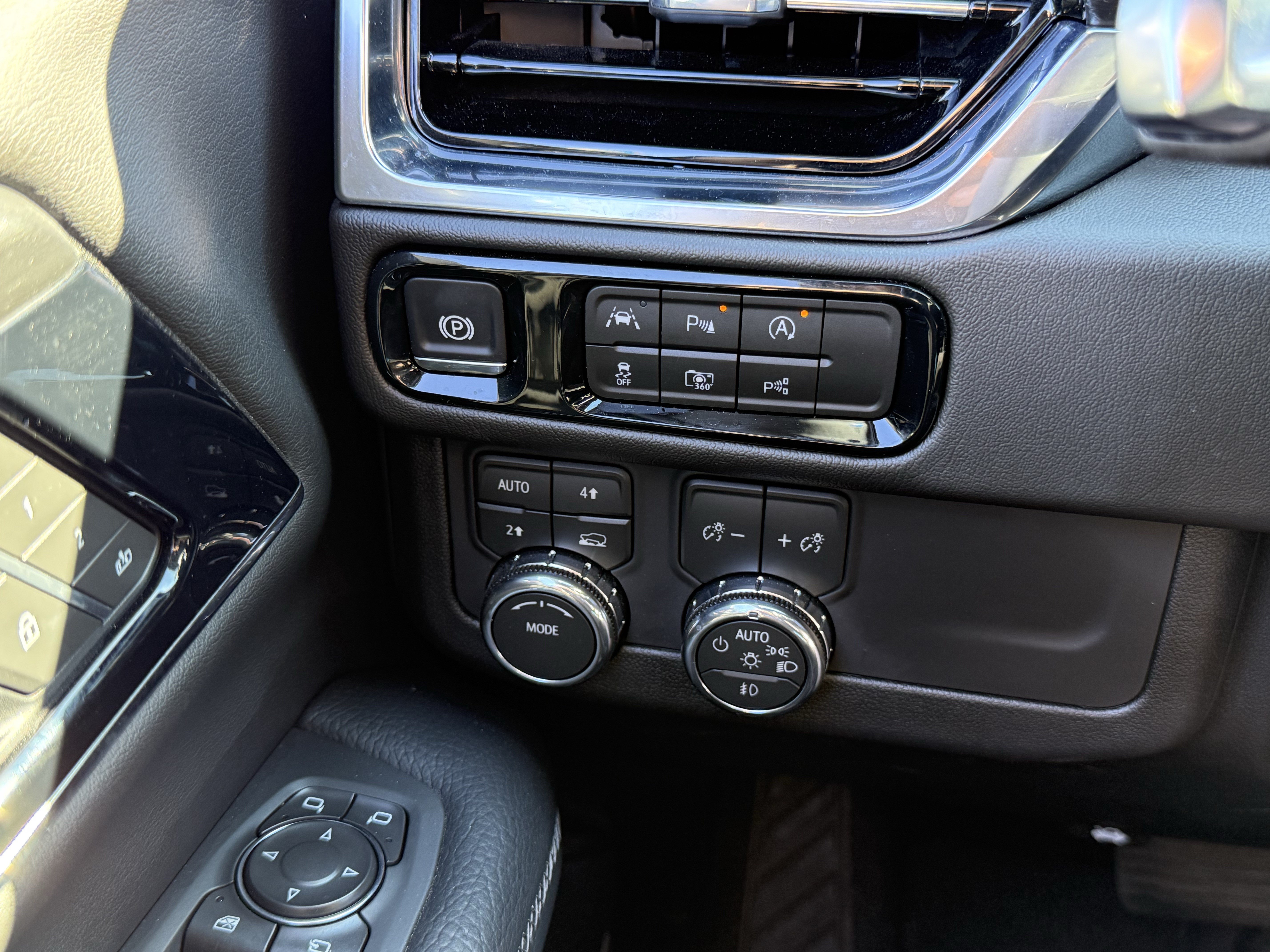 Used 2026 GMC Yukon Denali w/ Sun & Power Step Package AWD/4WD image 31