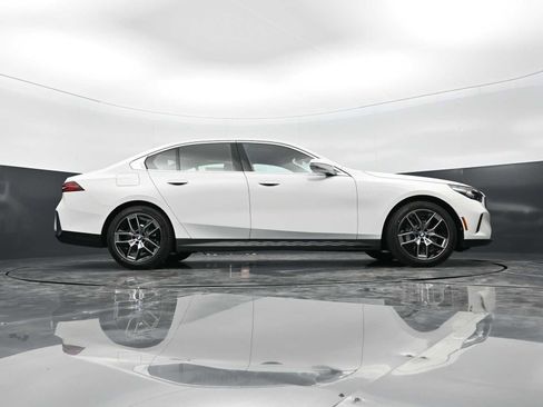 New 2026 BMW 530i w/ Convenience Package RWD image 25