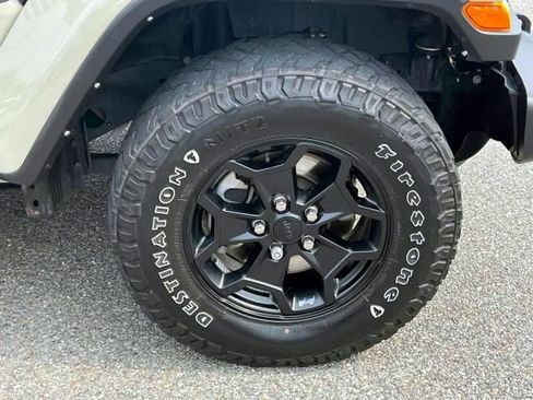 Certified 2022 Jeep Gladiator Willys image 11