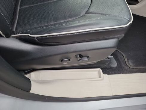 Used 2023 Chrysler Pacifica Limited FWD image 36