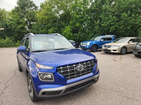 Used 2023 Hyundai Venue SEL w/ Cargo Package FWD image 4