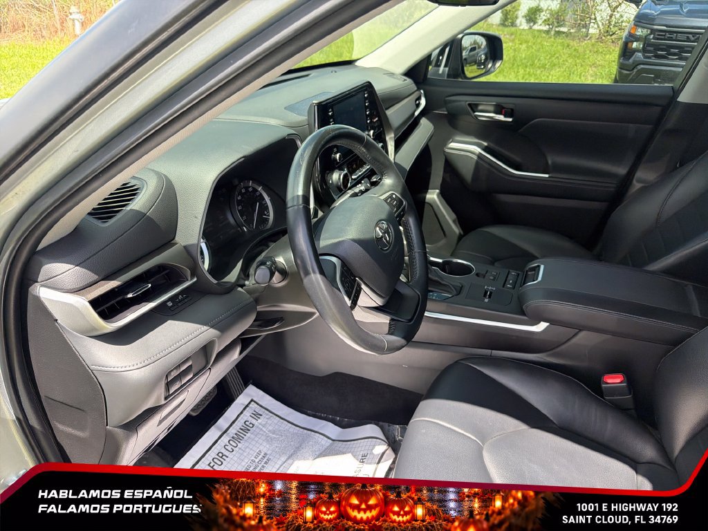 Used 2022 Toyota Highlander XLE FWD image 17