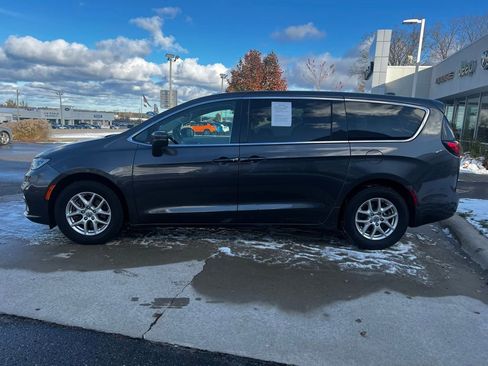 Used 2023 Chrysler Pacifica Touring-L FWD image 3