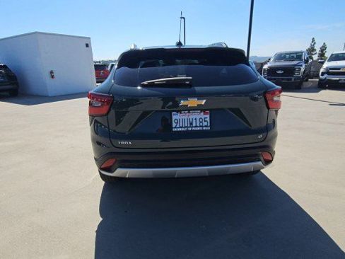 Used 2025 Chevrolet Trax LT w/ Sunroof Package FWD image 7