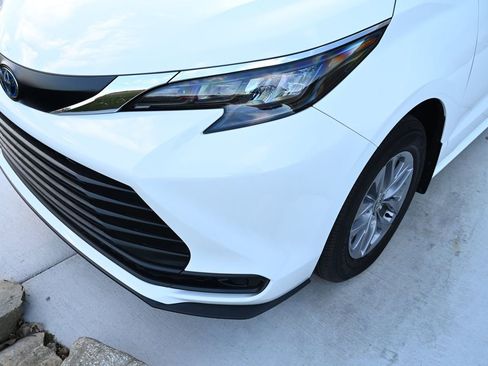 Used 2025 Toyota Sienna LE image 10