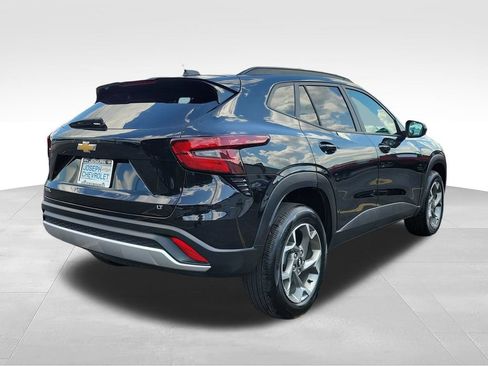 Used 2025 Chevrolet Trax LT FWD image 4