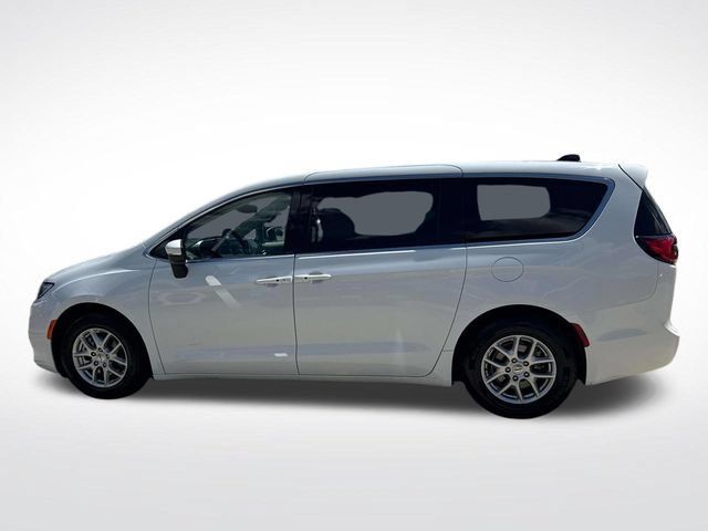 Used 2023 Chrysler Pacifica Touring-L FWD image 6