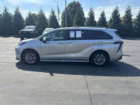 Used 2024 Toyota Sienna XLE image 5