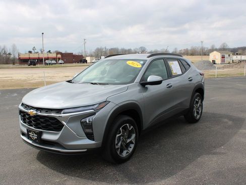 Used 2025 Chevrolet Trax LT image 4