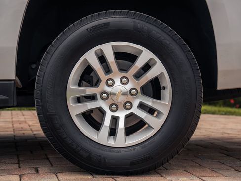 Used 2019 Chevrolet Suburban LT RWD image 16