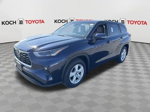 Used 2023 Toyota Highlander LE image 3