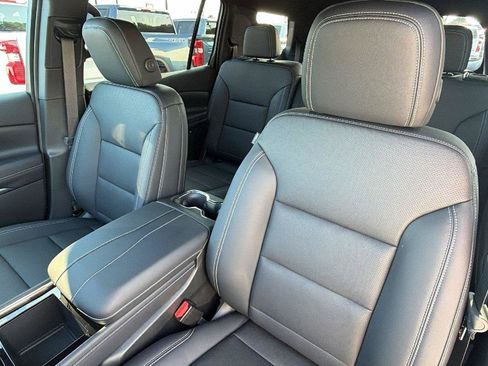 New 2027 Chevrolet Traverse LT w/ Midnight/Sport Edition FWD image 17