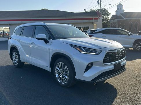 Used 2026 Toyota Highlander Platinum AWD/4WD image 3