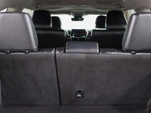 Used 2024 Toyota Highlander XLE image 32