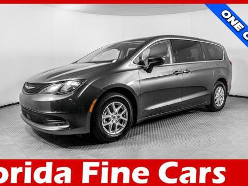 Used 2023 Chrysler Voyager LX FWD image 1
