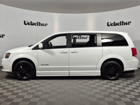 Used 2019 Dodge Grand Caravan SE FWD image 4