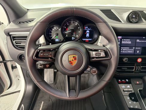 Certified 2026 Porsche Macan AWD/4WD image 18