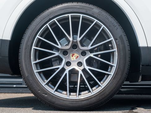 Certified 2023 Porsche Cayenne AWD/4WD image 14